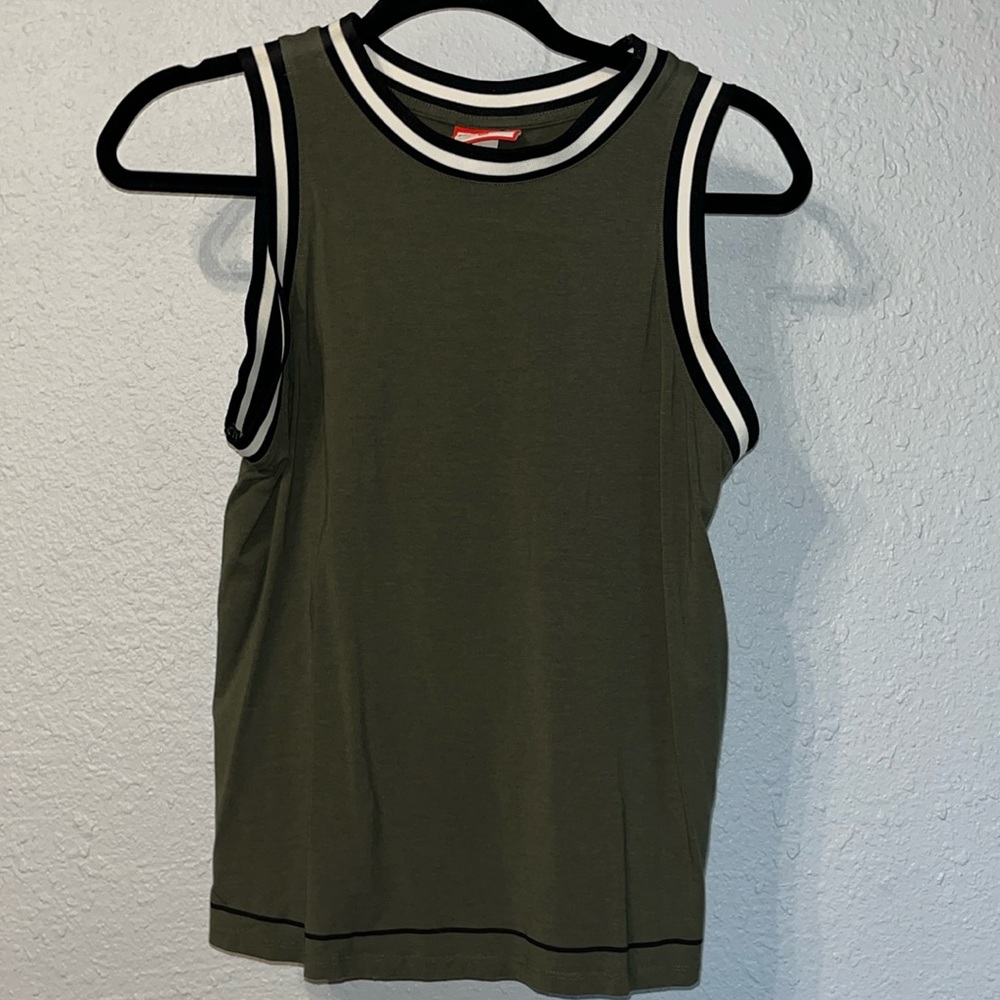 Hunter Women’s Muscle Shirt